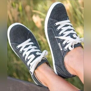 Taos Womens NEW Canvas Grey/ Cream  Lace- Up Sneakers Size 8